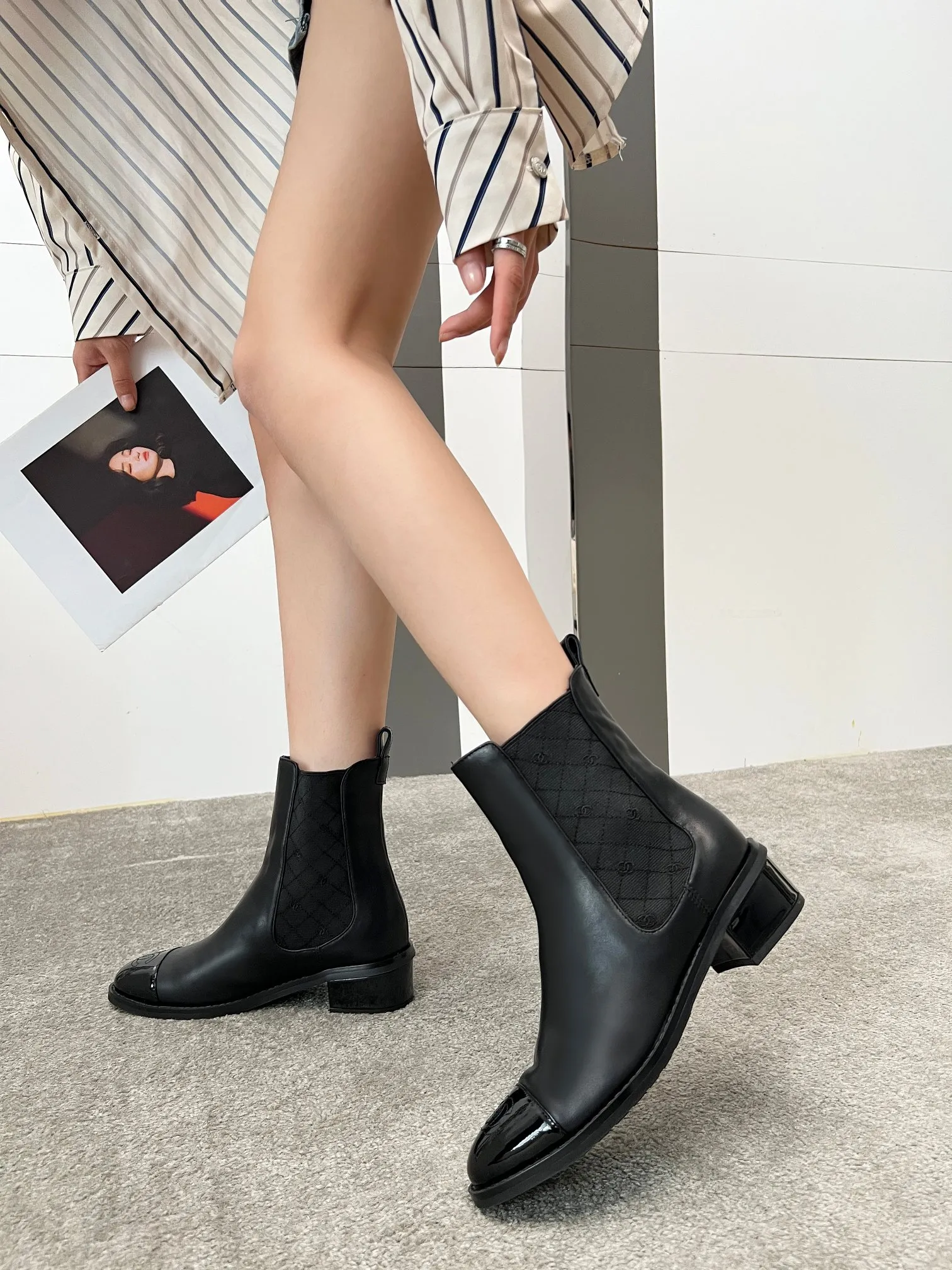 👟👟Ex-factory price 580👟👟 2025CHANEL These Chanel boots are amazing✨ Classic color matching, with a sense of high-end, the details of the toe are exquisite, and the fashion is instantly full when you put them on~ The different colors are easy to spot, and you can wear them with skirts and trousers to create a unique grandma style. Whose fashion DNA has touched it, I won’t tell you👀 Own it and you will want to carry the wind with you when you walk. These are fashionable and essential boots 👢 Fabric: cowhide Lining: sheepskin Color: black white apricot Heel height: about 4cm Tube height: 6 inches Size: 5-40 (41 customized)